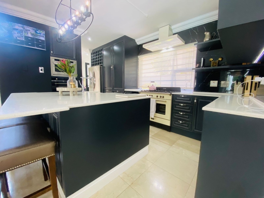 5 Bedroom Property for Sale in Sunset Beach Western Cape